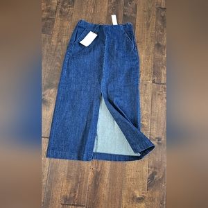 Highwaisted denim skirt with front slip